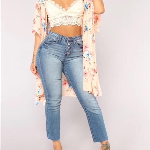 Fashion Nova Ankle, Flare jeans. Amazing stretch and hugs the body so nice! - Picture 1 of 3